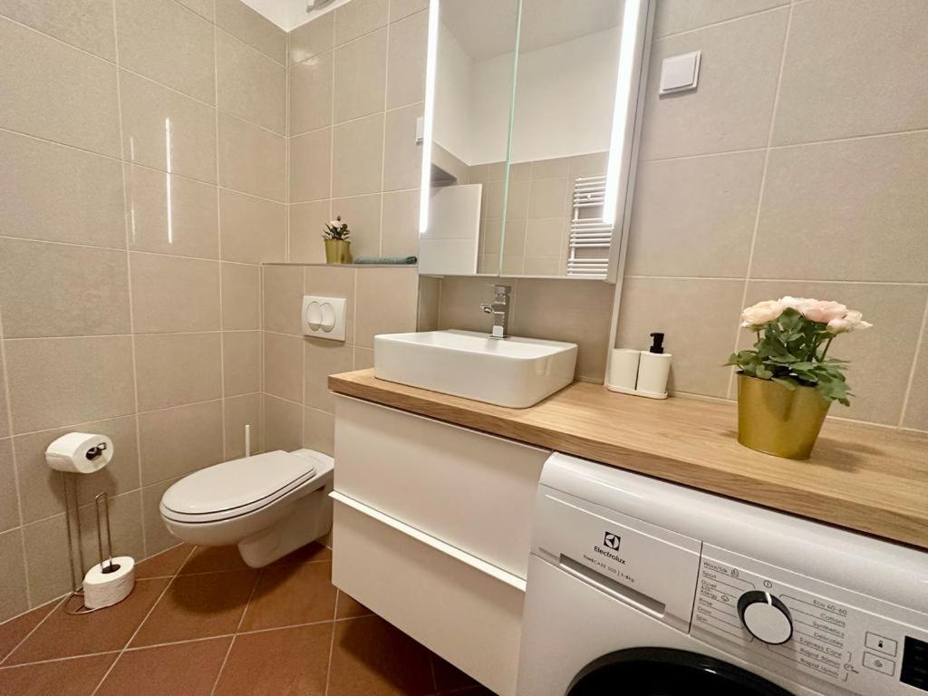Apartment At Gozsdu Courtyard #Partyzone #Downtown #Freeparking Budapest Exterior foto